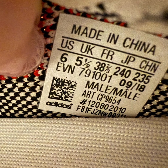 Brand new Yeezy 350 zebra - Picture 6 of 6
